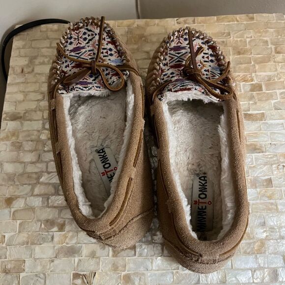Minnetonka Women's Tan Moccasins size 7 - Picture 3 of 4